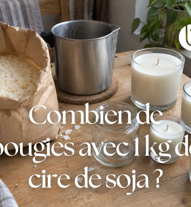 Sac de cire de soja en copeaux, pichet de coulée et bougies de différentes tailles sur une table en bois.