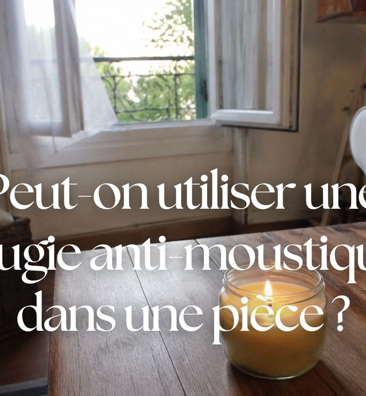 Bougie anti-moustiques allumée dans une pièce aérée, posée sur une table près d’une fenêtre ouverte