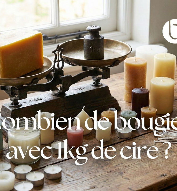 Balance ancienne pesant un bloc de cire d’1 kg entourée de différentes bougies artisanales sur une table en bois, avec le titre “Combien de bougies avec 1 kg de cire ?”