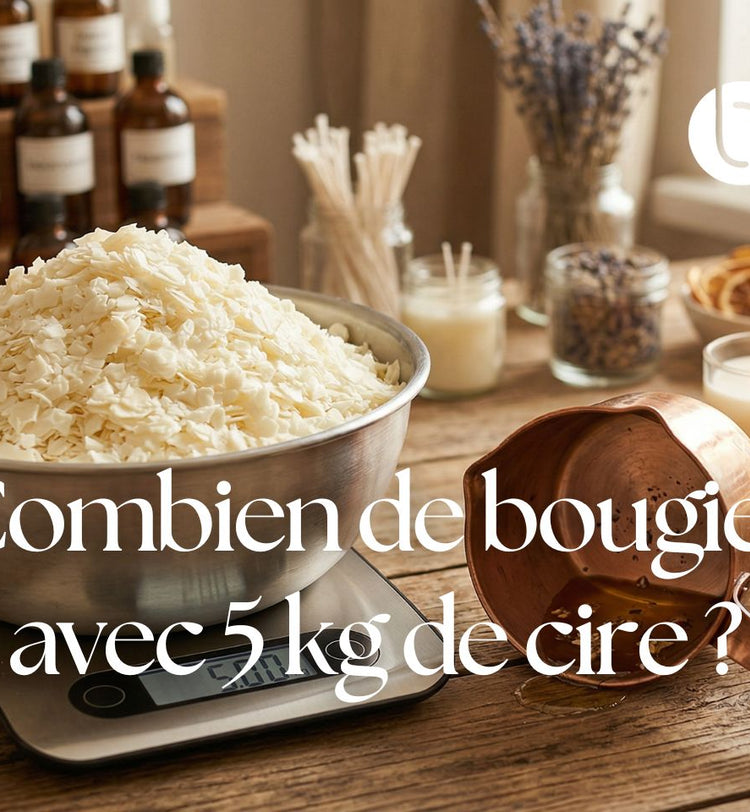 Pesée de 5kg de cire de soja sur une balance de précision pour le calcul du rendement de fabrication de bougies artisanales