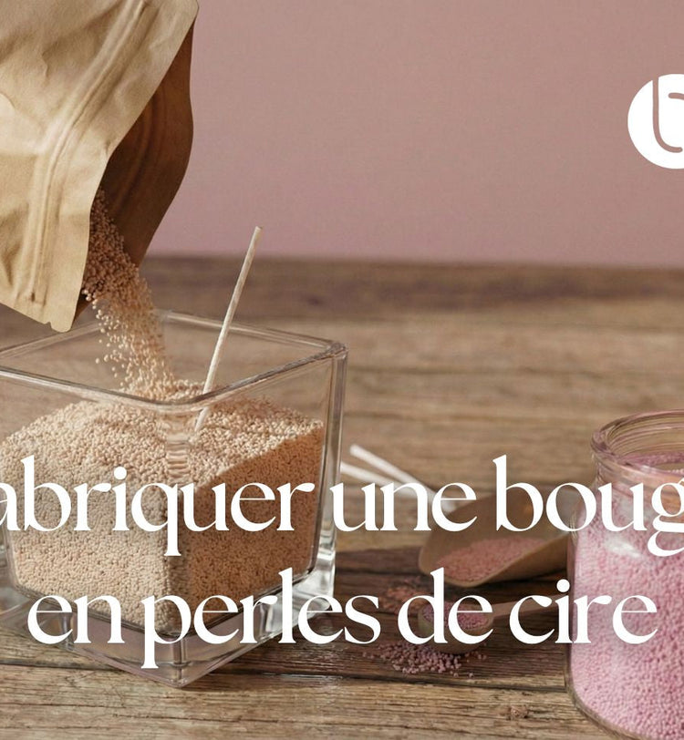 Fabrication d’une bougie en perles de cire, versement des perles dans un contenant en verre avec une mèche centrée.
