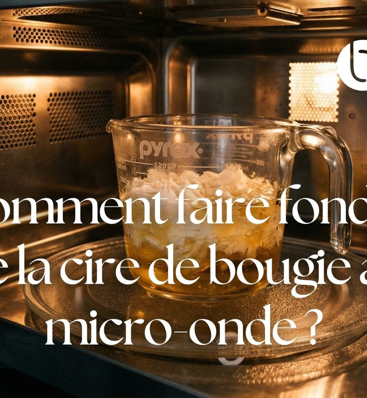 Récipient en verre contenant de la cire végétale en train de fondre à l