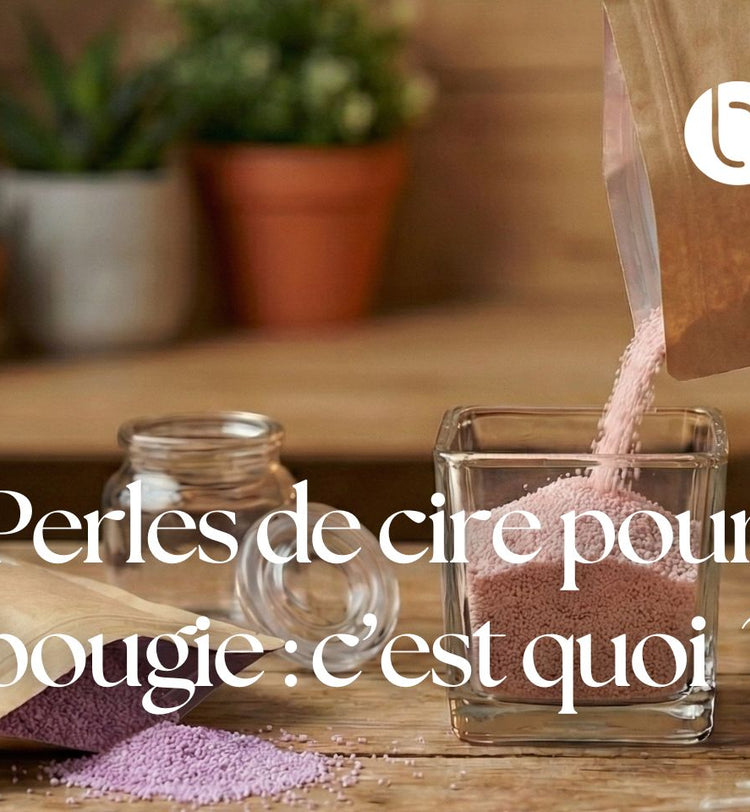 Perles de cire pour bougie versées dans un récipient en verre, matière première prête à l’emploi pour bougies DIY.