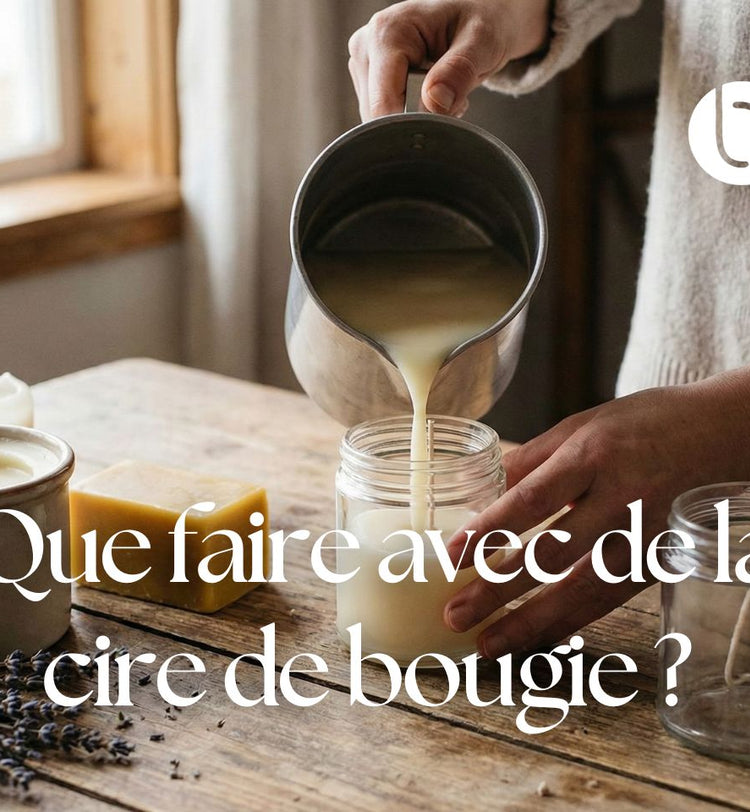 Personne versant de la cire de bougie fondue dans un pot en verre pour fabriquer une nouvelle bougie maison sur une table en bois.