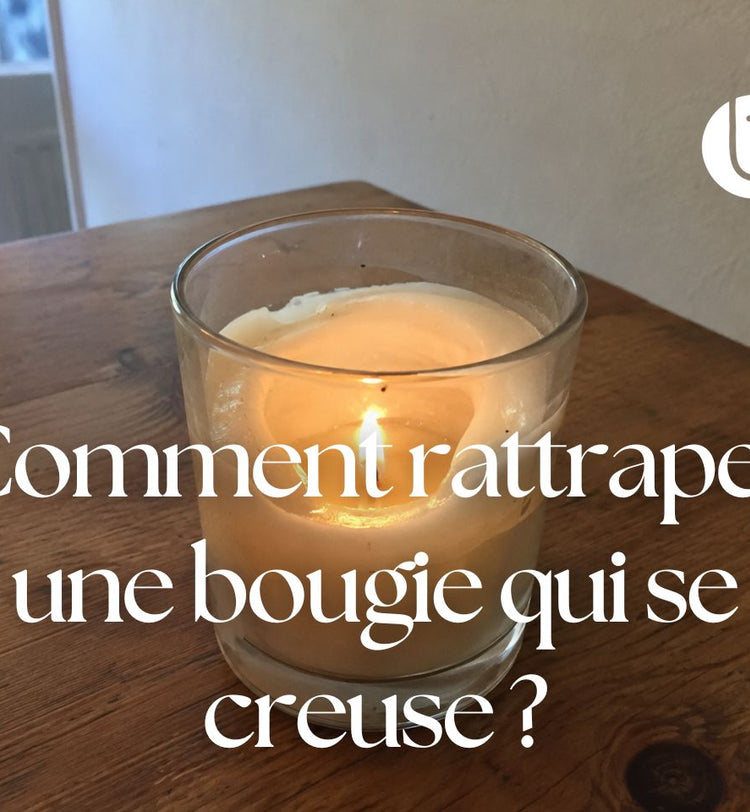 Bougie allumée dans un pot en verre, avec un tunnel de cire creusé autour de la mèche.