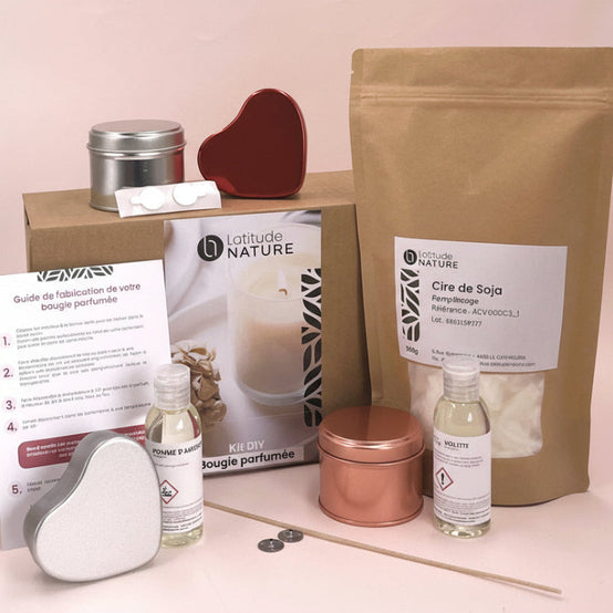 Kit de fabrication de bougies coulées en forme de cœur avec cire végétale, mèches, parfums et boîtes en métal assorties.