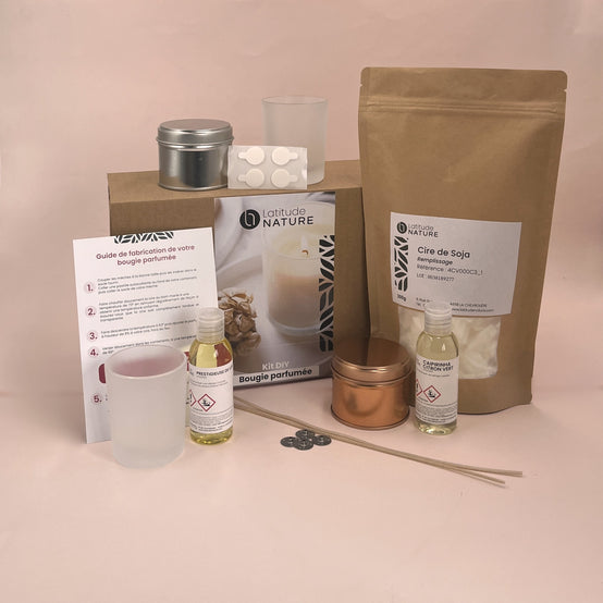 Éléments du kit de bougies parfumées d'été avec sachet de cire de tournesol, parfums, mèches en coton et boîtes métalliques argentée et cuivrée.