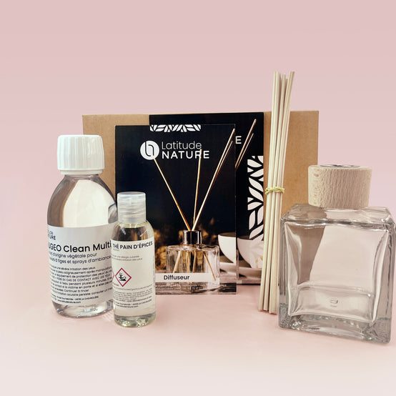 Contenu du pack complet DIY comprenant une bouteille d'Augeo, un flacon de parfum, un flacon cube en verre et des tiges en rotin.