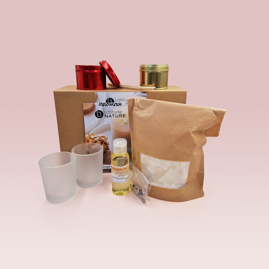 Éléments du kit de bougies avec le sachet de cire de soja, les mèches pré-cirées et les deux photophores gris à étoiles.