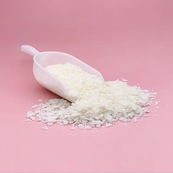 Stabilisateur de cristallisation en flocons d'origine végétale dans une pelle blanche, additif pour bougies parfaites.